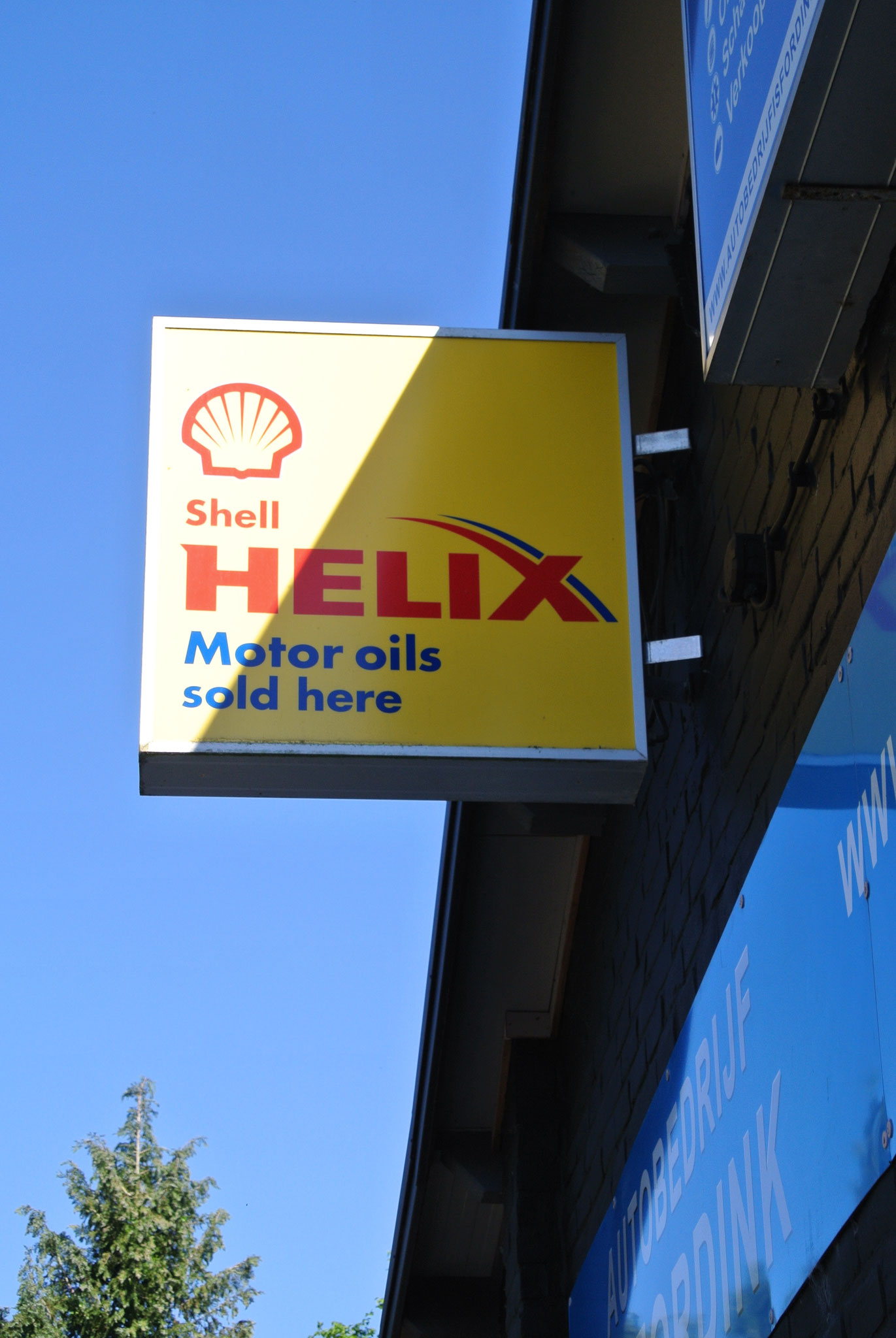 Het Shell Helix Motor oils-bord aan de gevel